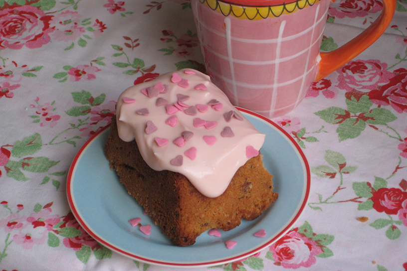 Bietjescake met lichtroze glazuur en kleine hartjes als versiering